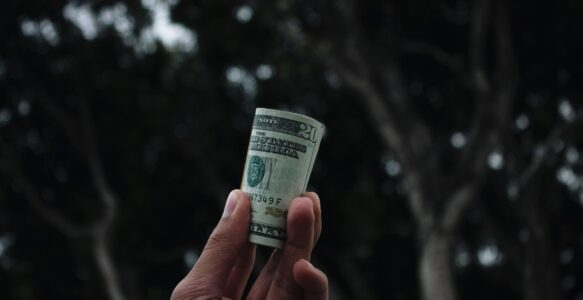 过亿美元房产被扣，外逃资金遭西方收割，中国受害者应追索